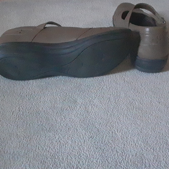 Cute brown size 10 flats - Picture 3 of 4